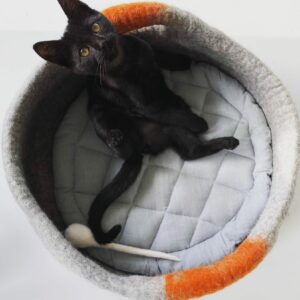 Cocoon52 - Cat Basket - Lichtgrijze mand met oranje handvatten